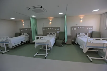 CAXIAS DO SUL, RS, BRASIL, 12/08/2024. Hospital Geral abre 30 novos leitos provisórios. Na foto, quarto da enfermaria com três leitos. (Porthus Junior/Agência RBS)Indexador: Porthus JUNIOR<!-- NICAID(15839291) -->