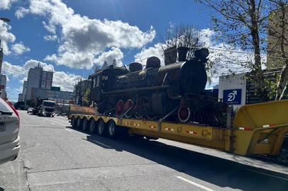 Chegando na reta final das obras no Largo da Estação Férrea, em Caxias do Sul, a prefeitura decidiu trazer, nesta quinta-feira (3), a histórica locomotiva a vapor que fará parte do projeto de revitalização do espaço. O transporte estava nas dependências da Ulbra, em Canoas, e foi retirado nesta quarta-feira (2).<!-- NICAID(16072423) -->
