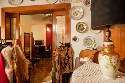 Caxias do Sul  ganha novo espaço voltado à moda circularBrechó 997 abre ao público na próxima semana, com curadoria de roupas e acessórios exclusivosRepensar hábitos, reduzir o consumo, recusar produtos que prejudicam a natureza, reciclar e reaproveitar materiais. Os 5R’s da sustentabilidade estão na ponta da língua da psicóloga Tatiana Rocha Netto, que lança ao público na próxima semana o mais novo espaço voltado à moda circular em Caxias do Sul. Oferecendo curadoria de peças exclusivas, o Brechó 997 abre as portas no dia 5 de setembro, às 17h, com happy hour de inauguração para convidados.<!-- NICAID(15195619) -->