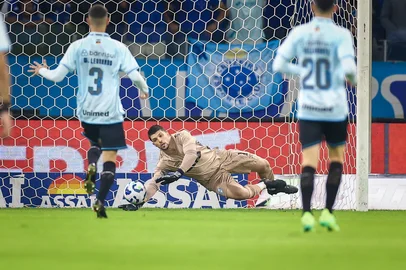 RS - FUTEBOL/CAMPEONATO BRASILEIRO 2025/GREMIO X CRUZEIRO  - ESPORTES - Lance da partida entre Gremio e Cruzeiro disputada na noite deste domingo, no EstÃ¡dio do Mineirao, em Belo Horizonte, em partida valida pela Campeonato Brasileiro 2025. FOTO: LUCAS UEBEL/GREMIO FBPA<!-- NICAID(16079925) -->