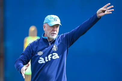 RS - FUTEBOL/ TREINO GREMIO 2025 - ESPORTES - Jogadores do Gremio realizam treino tÃ©cnico durante a manha desta sexta-feira, no CT Luiz Carvalho, na preparaÃ§Ã£o para a partida valida pelo Campeonato Brasileiro 2025. Na foto, Mano Menezes FOTO: LUCAS UEBEL/GREMIO FBPA<!-- NICAID(16092976) -->