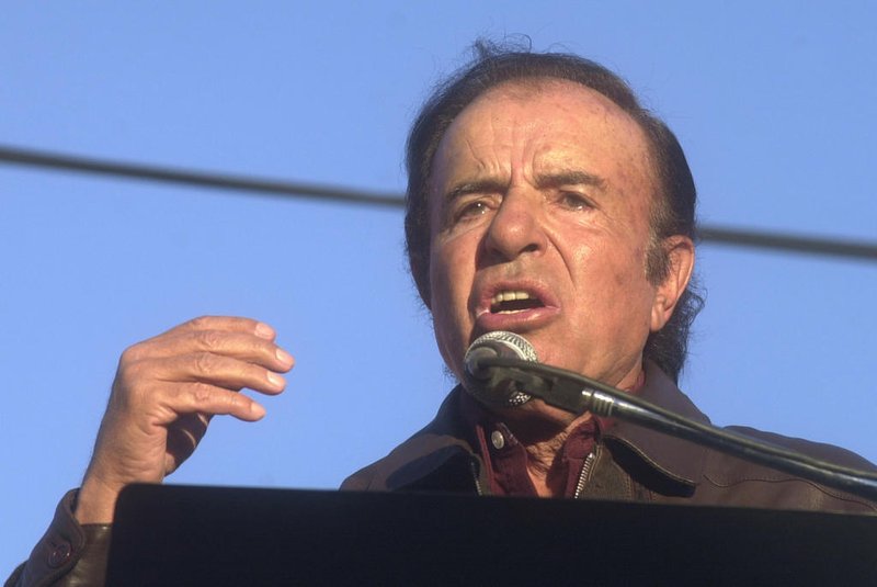Carlos Menem, ex-presidente da Argentina.MENEM**FILE** Former Argentine President Carlos Menem addresses supporters during a campaign rally, in this July 13, 2002 file photo on the outskirts of Buenos Aires. A secret deposition obtained by The New York Times asserts that Iran organized and carried out the bombing of a Jewish community center in Buenos Aires that killed 85 people in 1994. The sealed testimony of a high-level defector from Iran's intelligence agency also alleges that Iran paid Menem, Argentina's president at the time of the bombing,some $10 million to deny Iran's involvement, the newspaper reported Monday, July 22, 2002. (AP Photo/Daniel Luna)#PÁGINA:24FD#EDIÇÃO: 2ª Fonte: AP Fotógrafo: DANIEL LUNA<!-- NICAID(897388) -->