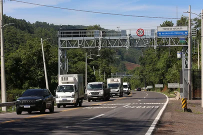 FARROUPILHA, RS, BRASIL, 21/02/2025. Pórtico de free flow, da concessionária Caminhos da Serra Gaúcha (CSG), localizado no Km 45,5 (próximo da conhecida Curva da Morte), em Farroupilha. (Porthus Junior/Agência RBS)<!-- NICAID(15981521) -->