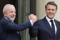 France's President Emmanuel Macron (R) welcomes Brazil's President Luiz Inacio Lula da Silvabefore a meeting at The Elysee Presidential Palace in Paris on June 5, 2025. (Photo by Ludovic MARIN / AFP)<!-- NICAID(16052807) -->