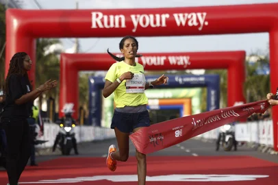Tiringo Mulu, da Etiopia, vence a Maratona de Porto Alegre<!-- NICAID(16025206) -->