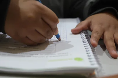 Porto Alegre, RS, Brasil – Alunos da Escola Estadual Espírito Santo durante atividade em sala de aula, parte dos esforços pedagógicos para combater os baixos índices de alfabetização. A escola reflete um cenário preocupante vivido por muitas instituições públicas brasileiras, onde crianças enfrentam dificuldades para desenvolver plenamente habilidades básicas de leitura e escrita, apesar de já estarem nos anos iniciais do ensino fundamental. O desafio mobiliza professores, gestores e famílias em busca de soluções que garantam o direito à educação de qualidade desde os primeiros anos.<!-- NICAID(16083172) -->