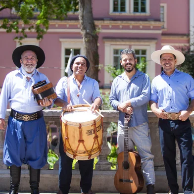 Primeira edição do jantar beneficente Divino Peixe movimentará os Pavilhões da Festa da Uva em prol do Lar da Velhice. O evento contará com a apresentação musical do grupo Os Fagundes.A primeira edição do Divino Peixe, jantar beneficente em prol do Lar da Velhice São Francisco de Assis, de Caxias do Sul, movimentará o restaurante Tulipa Festa da Uva na noite do sábado, dia 20 de maio. As cozinhas participantes, que reúnem entidades e empresas engajadas na causa, terão a tarefa de produzir cardápios com peixes e frutos do mar. O patrono desta edição é o renomado chef de cozinha e apresentador de televisão, Carlos Bertolazzi.<!-- NICAID(15427064) -->
