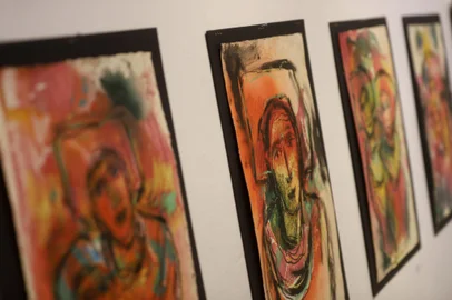 CAXIAS DO SUL, RS, BRASIL, 28/11/2024. Exposição “Vivências: Vícios & Virtudes”, dos artistas Valdir dos Santos, Victor Hugo Porto e Viviane Pasqual, na Galeria Gerd Bornheim (Casa da Cultura). (Bruno Todeschini/Agência RBS)Indexador: Bruno Todeschini<!-- NICAID(15924405) -->