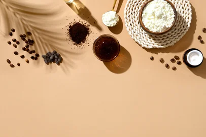 SPA accessories, coffee beans, collagen, skin oil, scrub for anti cellulite procedure. Zero waste, eco friendly on beige background.SPA accessories, coffee beans, collagen, skin oil, scrub for anti cellulite procedure. Zero waste, eco friendly on beige background. Natural skin care concept. Wellness relaxing and healthy.Fonte: 366253177<!-- NICAID(16151374) -->