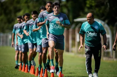 Atletas do Juventude e paulo Paixão durante treinamento em 15 de janeiro de 2024<!-- NICAID(15651321) -->