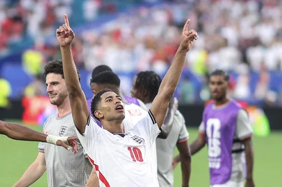 PATRICIA DE MELO MOREIRA / AFP England's midfielder #10 Jude Bellingham celebrates after winning the 2026 World Cup football tournament quarter-final match between Norway and England at Miami Stadium in Miami Gardens on July 11, 2026. (Photo by PATRICIA DE MELO MOREIRA / AFP)<!-- NICAID(16325861) -->