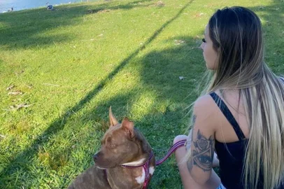 Vítimas da violência do crime organizado em Porto Alegre. Na foto, Camilla Lopes Fruck, 25 anos, vítima de bala perdida na Restinga, na zona sul de Porto Alegre,  com a cachorra Pandora - Foto: Arquivo Pessoal<!-- NICAID(15959886) -->