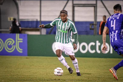 tacante Daniel Cruz, do Juventude, na vitória de 3 a 1 sobre o Esportivo, em Bento Gonçalves<!-- NICAID(15367632) -->