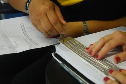 *** 11/27- Francieli- Rodrigo curso braile ***Rodrigo Gonçalves da Silva é aluno do curso de Letras- Espanhol. Ele é cego e está dando um curso de braile para sua orientadora e alunas do curso de Educação Especial. A orientadora é Luciana Ferrari Montemezzo.<!-- NICAID(290233) -->