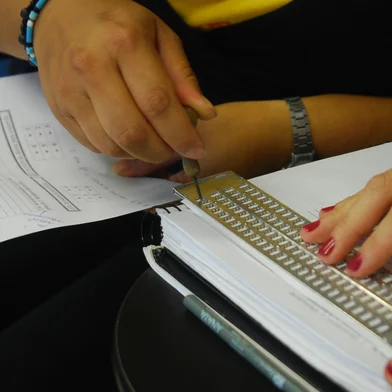 *** 11/27- Francieli- Rodrigo curso braile ***Rodrigo Gonçalves da Silva é aluno do curso de Letras- Espanhol. Ele é cego e está dando um curso de braile para sua orientadora e alunas do curso de Educação Especial. A orientadora é Luciana Ferrari Montemezzo.<!-- NICAID(290233) -->