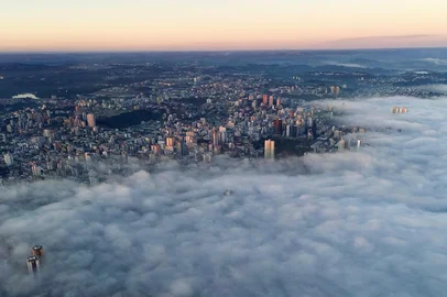 Eduardo Bianchi registrou o nevoeiro tomando conta de Caxiad do Sul na tarde da última quarta-feira, 9 de julho.Imagens foram feitas por drone<!-- NICAID(16080713) -->
