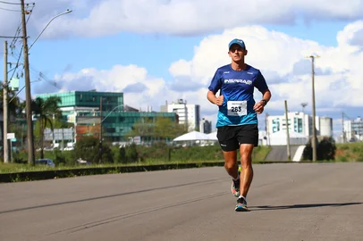 CAXIAS DO SUL, RS, BRASIL, 24/09/2025. Alexandre Silvestrin, 43 anos , está no projeto Inspirar 365, correndo uma maratona (42km) por dia.  Com mais de 260 maratonas já concluídas e 100 delas em sequência, ele pretende alcançar 540 maratonas até julho de 2026, sendo 390 delas em sequência. (Porthus Junior/Agência RBS)<!-- NICAID(16132028) -->