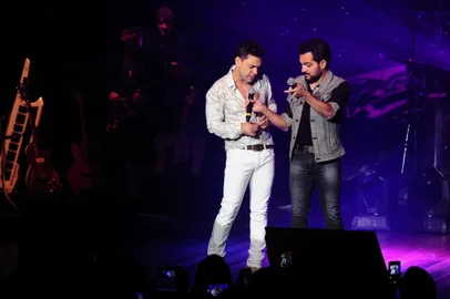 CAXIAS DO SUL, RS, BRASIl, 08/11/2018. Com ingressos esgotados desde quarta-feira, Zezé Di Camargo & Luciano reencontram os fãs caxienses na noite desta quinta-feira, em uma apresentação no UCS Teatro em que celebram seus 27 anos de carreira. Em Romântico Demais, turnê com a qual estão na estrada desde 2016, os irmãos goianos passeiam por diversas épocas de sua bem-sucedida trajetória musical, iniciada com o lançamento do primeiro disco, em 19 de abril de 1991. (Marcelo Casagrande/Agência RBS)Fotógrafo: Marcelo Casagrande<!-- NICAID(13822904) -->