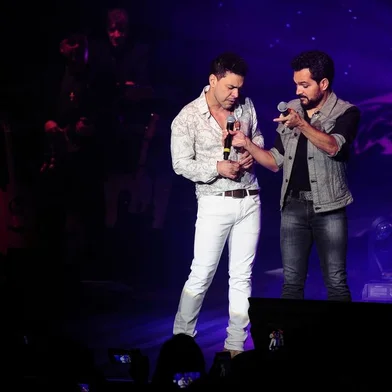 CAXIAS DO SUL, RS, BRASIl, 08/11/2018. Com ingressos esgotados desde quarta-feira, Zezé Di Camargo & Luciano reencontram os fãs caxienses na noite desta quinta-feira, em uma apresentação no UCS Teatro em que celebram seus 27 anos de carreira. Em Romântico Demais, turnê com a qual estão na estrada desde 2016, os irmãos goianos passeiam por diversas épocas de sua bem-sucedida trajetória musical, iniciada com o lançamento do primeiro disco, em 19 de abril de 1991. (Marcelo Casagrande/Agência RBS)Fotógrafo: Marcelo Casagrande<!-- NICAID(13822904) -->