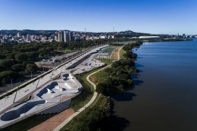 PORTO ALEGRE, RS, BRASIL, 22-03-2022: Orla do Guaiba, em Porto Alegre. (Foto: Mateus Bruxel / Agencia RBS)<!-- NICAID(15047987) -->