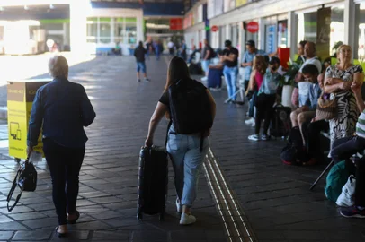CAXIAS DO SUL, RS, BRASIL, 30/12/2024. Torres, Arroio do Sal, Lagoa Vermelha e Porto Alegre estão entre os destinos mais buscados na rodoviária de Caxias para o Ano-Novo. (Bruno Todeschini/Agência RBS)Indexador: Bruno Todeschini<!-- NICAID(15944468) -->