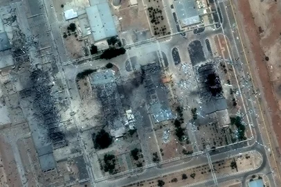 This handout satellite picture provided by Maxar Technologies and taken on June 22, 2025, shows damage after US strikes on the Isfahan nuclear enrichment facility in central Iran. President Donald Trump said US air strikes early on June 22 "totally obliterated" Iran's main nuclear sites, as Washington joined Israel's war with Tehran in a flashpoint moment for the Middle East. (Photo by Satellite image ©2025 Maxar Technologies / AFP) / RESTRICTED TO EDITORIAL USE - MANDATORY CREDIT "AFP PHOTO/ SATELLITE IMAGE ©2025 MAXAR TECHNOLOGIES" - NO MARKETING NO ADVERTISING CAMPAIGNS - DISTRIBUTED AS A SERVICE TO CLIENTS - THE WATERMARK MAY NOT BE REMOVED/CROPPEDEditoria: WARLocal: IsfahanIndexador: -Secao: warFonte: Satellite image ©2025 Maxar TechFotógrafo: Handout<!-- NICAID(16064997) -->