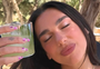 As unhas da Dua Lipa: do casamento às nail arts criativas que fazem a cantora virar referência de beleza
