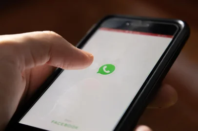 Kharkov, Ukraine - August 23, 2021: Whatsapp app logo on mobile phone screen. Woman using Whatsapp applicationFonte: 375297253<!-- NICAID(15140080) -->