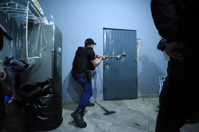 GRAVATAÍ, 20/05/2025, A Polícia Civil realiza, nesta terça-feira (20), uma operação contra uma facção criminosa suspeita de controlar um condomínio no bairro Mathias Velho, em Canoas, na Região Metropolitana. Os policiais cumprem 57 ordens judiciais, entre mandados de prisão preventiva e busca e apreensão, além do bloqueio de contas bancárias utilizadas na atividade ilícita. Foto: Ronaldo Bernardi / Agencia RBS<!-- NICAID(16041228) -->
