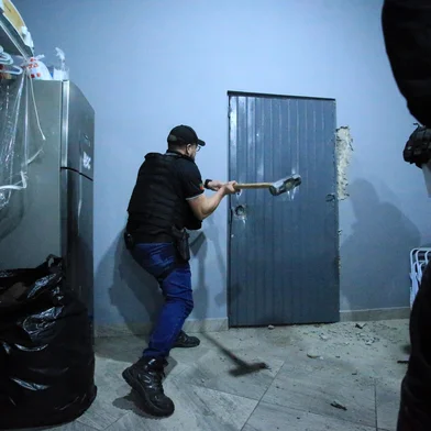 GRAVATAÍ, 20/05/2025, A Polícia Civil realiza, nesta terça-feira (20), uma operação contra uma facção criminosa suspeita de controlar um condomínio no bairro Mathias Velho, em Canoas, na Região Metropolitana. Os policiais cumprem 57 ordens judiciais, entre mandados de prisão preventiva e busca e apreensão, além do bloqueio de contas bancárias utilizadas na atividade ilícita. Foto: Ronaldo Bernardi / Agencia RBS<!-- NICAID(16041228) -->