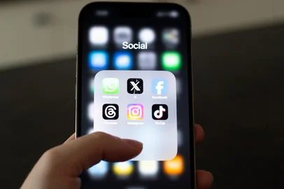 celular com aba de redes sociais aberta. <!-- NICAID(15972511) -->