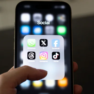 celular com aba de redes sociais aberta. <!-- NICAID(15972511) -->