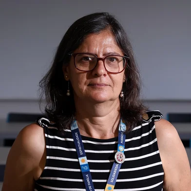 PORTO ALEGRE, RS, BRASIL, 22-01-2026: A economista e professora da PUCRS, Izete Pengo Bagolin, foi eleita em 2025 a economista do ano no RS. Ela é pesquisadora nos temas de Economia da Pobreza, Desigualdade, Abordagem das Capacitações e Desenvolvimento Humano e foi entrevistada para a seção Com a Palavra. Foto: Bruno Todeschini/Agência RBS)<!-- NICAID(16209808) -->