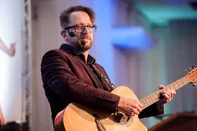 O vocalista da banda de rock gaúcha Nenhum de Nós, Thedy Corrêa, é a atração da próxima edição do Liderança com Valores, projeto realizado pela ADCE Caxias do Sul. O músico apresenta “A Criatividade no Tom Certo – Um WorkShow com Música e Inspiração” no dia 17 de junho (terça-feira), no Teatro do Sesc de Caxias. O evento inicia a partir das 18h30 com recepção dos convidados e coffee break. A abertura e a palestra ocorrem às 19h30. Para participar, é necessário adquirir ingresso pelo site Sympla ou diretamente com a ADCE Caxias, no valor de R$60. As vagas são limitadas. O convite é aberto para toda a comunidade.<!-- NICAID(16048948) -->