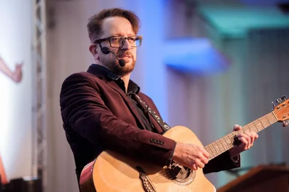 O vocalista da banda de rock gaúcha Nenhum de Nós, Thedy Corrêa, é a atração da próxima edição do Liderança com Valores, projeto realizado pela ADCE Caxias do Sul. O músico apresenta “A Criatividade no Tom Certo – Um WorkShow com Música e Inspiração” no dia 17 de junho (terça-feira), no Teatro do Sesc de Caxias. O evento inicia a partir das 18h30 com recepção dos convidados e coffee break. A abertura e a palestra ocorrem às 19h30. Para participar, é necessário adquirir ingresso pelo site Sympla ou diretamente com a ADCE Caxias, no valor de R$60. As vagas são limitadas. O convite é aberto para toda a comunidade.<!-- NICAID(16048948) -->