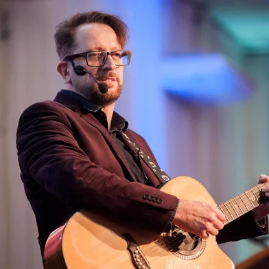 O vocalista da banda de rock gaúcha Nenhum de Nós, Thedy Corrêa, é a atração da próxima edição do Liderança com Valores, projeto realizado pela ADCE Caxias do Sul. O músico apresenta “A Criatividade no Tom Certo – Um WorkShow com Música e Inspiração” no dia 17 de junho (terça-feira), no Teatro do Sesc de Caxias. O evento inicia a partir das 18h30 com recepção dos convidados e coffee break. A abertura e a palestra ocorrem às 19h30. Para participar, é necessário adquirir ingresso pelo site Sympla ou diretamente com a ADCE Caxias, no valor de R$60. As vagas são limitadas. O convite é aberto para toda a comunidade.<!-- NICAID(16048948) -->