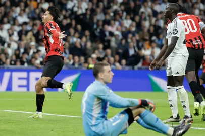 AC Milan's Dutch midfielder #14 Tijani Reijnders (L) celebrates scoring their third goal during the UEFA Champions League, league phase day 4 football match between Real Madrid CF and AC Milan at the Santiago Bernabeu stadium in Madrid on November 5, 2024. (Photo by OSCAR DEL POZO / AFP)<!-- NICAID(15907767) -->