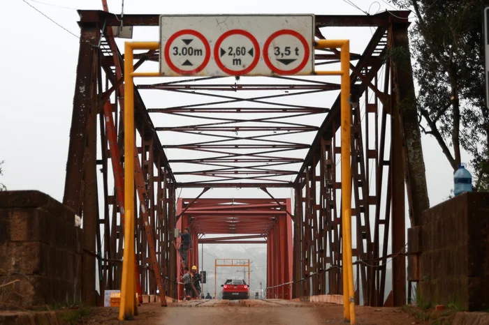 Derrubada pela enchente no início de maio, antiga Ponte de Ferro foi reinaugurada na tarde de domingo.