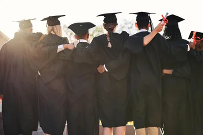 Graduation, hug and back of students with certificate at university for education, opportunity or success. College, scholarship and group of people at campus with degree, bright future or diplomaGraduation, hug and back of students with certificate at university for education, opportunity or success. College, scholarship and group of people at campus with degree, bright future or diploma.Fonte: 949040708<!-- NICAID(15972892) -->