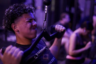 Porto Alegre, RS, Brasil, 03-04-2024: O estudante Pablo Eduardo Camilo da Rosa, 17 anos, durante o treino numa academia no Centro de Porto Alegre. Percentual de adolescentes em busca de exercício físico teve aumento. Foto: Mateus Bruxel / Agência RBS<!-- NICAID(15724212) -->