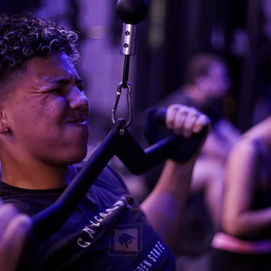 Porto Alegre, RS, Brasil, 03-04-2024: O estudante Pablo Eduardo Camilo da Rosa, 17 anos, durante o treino numa academia no Centro de Porto Alegre. Percentual de adolescentes em busca de exercício físico teve aumento. Foto: Mateus Bruxel / Agência RBS<!-- NICAID(15724212) -->
