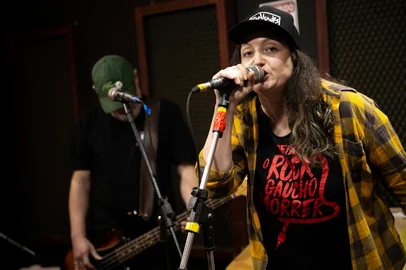 PORTO ALEGRE, RS, BRASIL, 27.07.2022: Ensaio da banda Os Replicantes que comemoram 38 anos com show no Gravador Pub, em Porto Alegre. Foto: Camila Hermes/Agencia RBS<!-- NICAID(15160316) -->