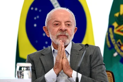 EVARISTO SA / AFP Brazils President and re-election candidate Luiz Inacio Lula da Silva gestures during the signing of the concession agreement for Santos Futebol Clubes Rei Pele Training Center at the Planalto Palace in Brasilia on October 1, 2026. (Photo by Evaristo Sa / AFP)<!-- NICAID(16378326) -->
