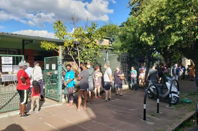 A grande procura por vacinas provocou a interrupção da imunização por cerca de três horas no posto de saúde da Vila Ipiranga, em Porto Alegre. O fato ocorreu na tarde desta segunda-feira, na zona norte da capital.Conforme idosos que aguardavam na fila, por volta das 12h, as doses acabaram e o posto encerrou as imunizações.Foto: Eduardo Paganella/Agência RBS<!-- NICAID(14745535) -->