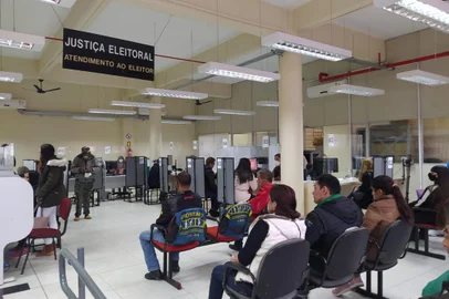 Nesta quarta-feira (4) encerra-se o prazo estipulado pela Justiça Eleitoral para qualquer solicitação referente a isso, ou mesmo emissão do documento, por parte de jovens a partir dos 16 anos. Tendo em vista o aumento da procura por atendimento às vésperas do final do prazo eleitoral, o atendimento presencial desta quarta, assim como na terça-feira (3), foi aberto às 9h, seguindo até as 19h.Até o final desta manhã, mais de 250 pessoas já tinham buscado por atendimento junto ao cartório. Por volta das 11h30min, cerca de 40 pessoas encontravam-se no local, que atendia em 10 guichês. Algumas pessoas aguardavam do lado de fora do estabelecimento.<!-- NICAID(15086492) -->