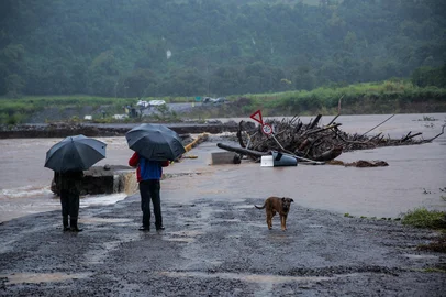 Ponte da Cooperação entre Caxias do Sul x Nova Petrópolis teve cabeceira levada pela força da água do rio. (NEIMAR DE CESERO/ AGENCIA RBS)<!-- NICAID(16062515) -->