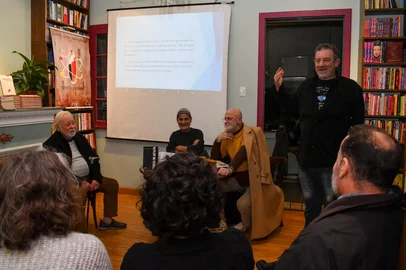 Vídeo mostra a interconexão dos grupos através da sua atuação na arte, literatura e educaçãoO documentário Recortes Culturais II terá nova exibição no dia 16 de abril, às 20h, na Sala de Cinema do Centro de Cultura Ordovás. O evento é gratuito e aberto ao público. Nesta segunda edição, o vídeo documentário, com duração de 25 minutos, registra o trabalho de coletivos culturais da cidade de Caxias do Sul e também a interconexão entre estes coletivos através da sua atuação na arte, literatura e educação. O Recortes Culturais II evidencia a atuação do Órbita Literária, do CAE- Criança & Adolescentes no esporte - Ampliando Horizontes e dos grupos de Maracatu - Zingado, Baque dos Bugres e Folhas de Juremas. Para contemplar a ibilidade, o documentário vai disponibilizar audiodescrição e promover exibições especiais com libras.foto:  sobre o movimento Beat, com a participação de Dinarte Albuquerque Filho, sob curadoria do produtor cultural Claudio Troian. <!-- NICAID(16014589) -->