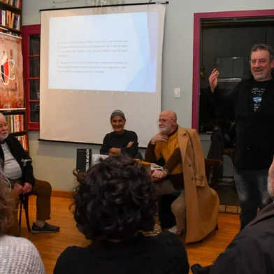 Vídeo mostra a interconexão dos grupos através da sua atuação na arte, literatura e educaçãoO documentário Recortes Culturais II terá nova exibição no dia 16 de abril, às 20h, na Sala de Cinema do Centro de Cultura Ordovás. O evento é gratuito e aberto ao público. Nesta segunda edição, o vídeo documentário, com duração de 25 minutos, registra o trabalho de coletivos culturais da cidade de Caxias do Sul e também a interconexão entre estes coletivos através da sua atuação na arte, literatura e educação. O Recortes Culturais II evidencia a atuação do Órbita Literária, do CAE- Criança & Adolescentes no esporte - Ampliando Horizontes e dos grupos de Maracatu - Zingado, Baque dos Bugres e Folhas de Juremas. Para contemplar a acessibilidade, o documentário vai disponibilizar audiodescrição e promover exibições especiais com libras.foto: painel sobre o movimento Beat, com a participação de Dinarte Albuquerque Filho, sob curadoria do produtor cultural Claudio Troian. <!-- NICAID(16014589) -->