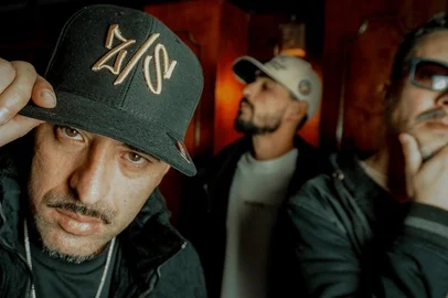 É que vai rolar por lá o lançamento do primeiro álbum do grupo Das Ruas, com Maurício Abel, Patrick Duarte (Seco) e César Massing. "Fundamento" chega ao público por meio de um espetáculo, com direção de Zica Stockmans, que promete borrar as fronteiras entre linguagens artísticas distintas, como rap, dança e teatro. Te liga, vai ser domingo, às 19h30min. A entrada é franca e os ingressos podem ser retirados diretamente com os integrantes do grupo ou no Espaço Cultural Tem Gente Teatrando.<!-- NICAID(16087291) -->