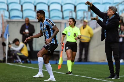 GRÊMIO e ATLÉTICO-MG partida válida pela 25ª rodada do Campeonato Brasileiro disputada na Arena Grêmio, em Porto Alegre (RS), neste domingo, 1º de setembro de 2024.Reinaldo recebe a bola e Renato Portaluppi <!-- NICAID(15855497) -->